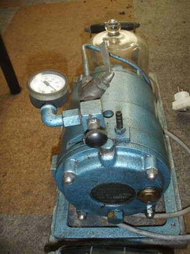 Vacuum pump with bell jarr for degassing